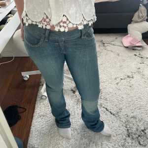Lågmidjade jeans - Säljer dessa köpt i Brasilien för 800 kr💗. Använda max 2 gånger, i bootcut modell. Storlek 42 är ungefär 38 i eu💗. Pris kan diskuteras💗