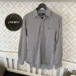 Ralph Lauren skjorta  - En randig raffe skjorta perfa nu till sommaren | mycket bra skick inga tecken på användning, skick  9,5/10 | storleken på taggen är M | modellen är 180cm och den sitter bra på han | nypris runt 1400, priset är inte hugget i sten |