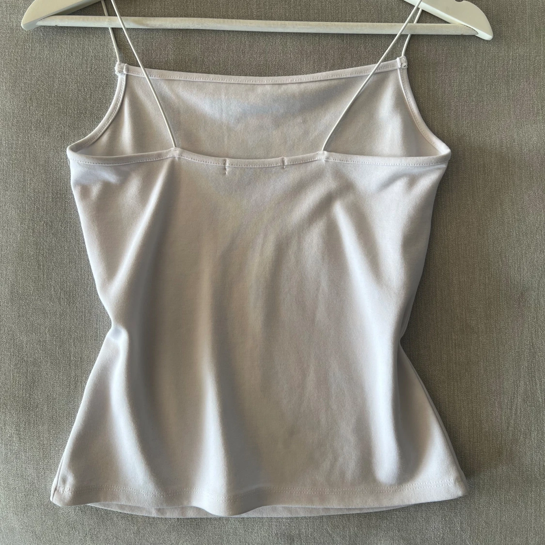 Vitt baslinne med spaghettiaxelband - 90