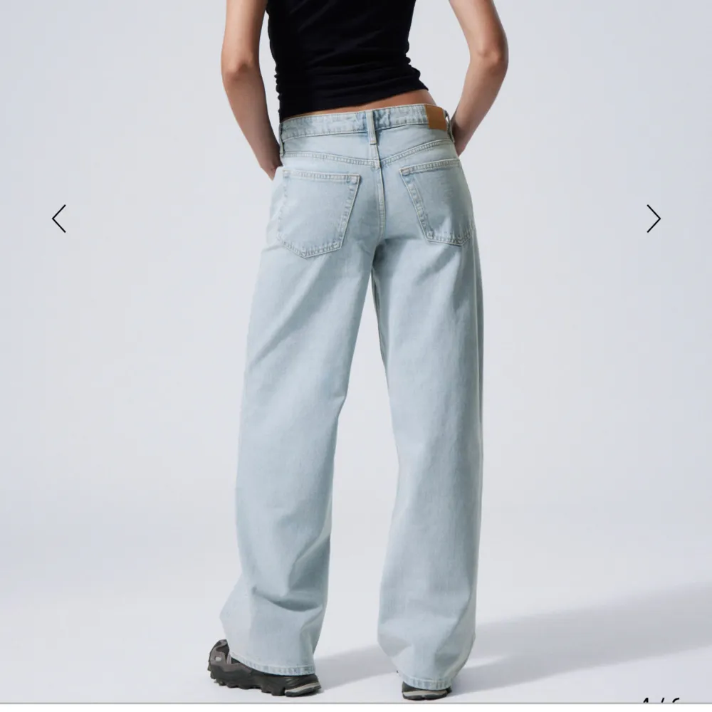 Snygga jeans från weekday, säljer då de är för långa på mig (164cm). Aldrig använda och lappen sitter fortfarande kvar. De två sista bilderna är hur de egentligen ska passa (på modell). Köpa för 590, pris kan förhandlas💞kontakta vid intresse/frågor!. Jeans & Byxor.