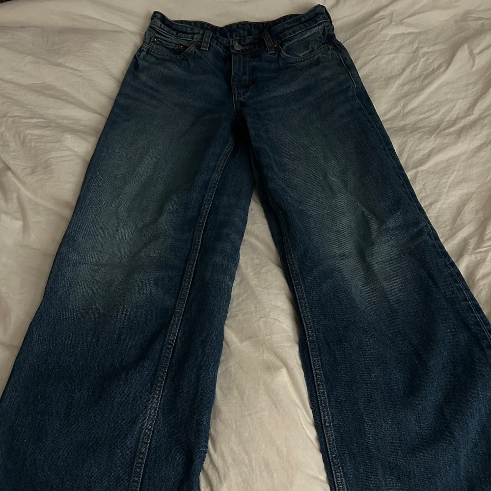 Low waist straight loose jeans from weekday, only worn twice, and great condition. Ask for more pictures 🫶. Jeans & Byxor.