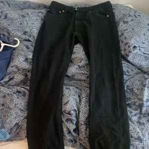 Levis 501 svarta byxor  - Hej. Dom här byxorna har jag valt för dom inte är så snygg på mig så nu vill jag sälja dom. Jag har inget kvitto 