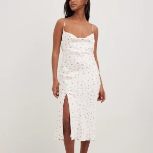 Sommarklänning  - Säljer endast vid bra pris. Sommarklänning från nakd i storlek 36. Endast använd en gång och är helt slutsåld på hemsidan. Bara skriva vid funderingar eller om du vill köpa så sätter jag på ”köp nu”.