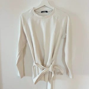 Vit sweater med knyte  - Vit mysig sweater med knyte i midjan från BikBok 🤍