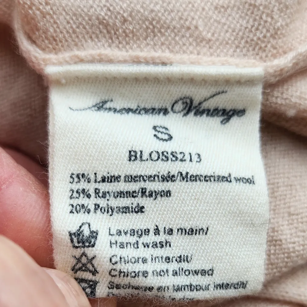En underbar tunnstickad, följsam och feminin tröja i ull-blandning. Känns inte varm.  Det är en svag puder-persiko-ton som inte kommer fram i bilden. Lång ärm, tröjan går ner till jeansfickorna på mig som är 165 cm.. Tröjor & Koftor.
