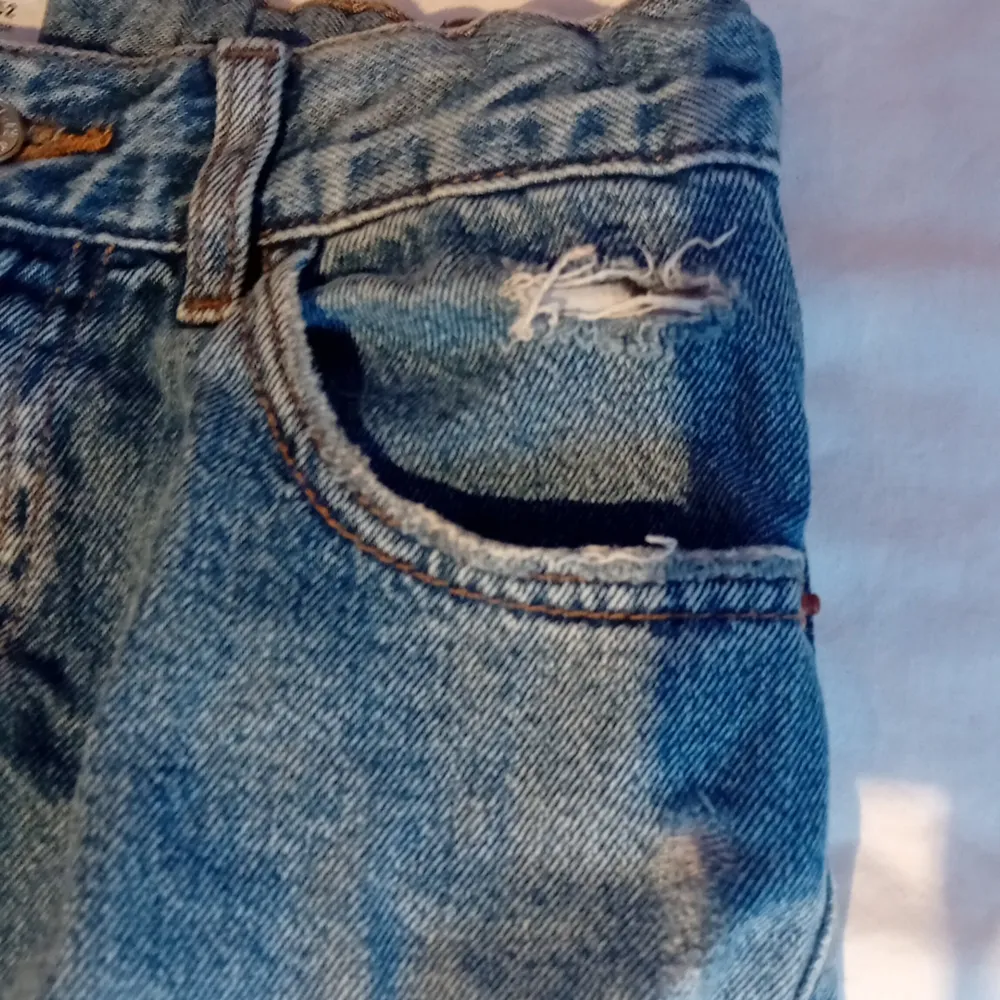 Wide leg jeans Andvänt skick!(Hålen är desigen)😎❤️‍🔥. Jeans & Byxor.