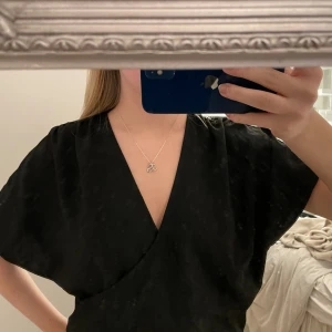 zara blus  - Blus från zara, endast använd 1 gång🖤