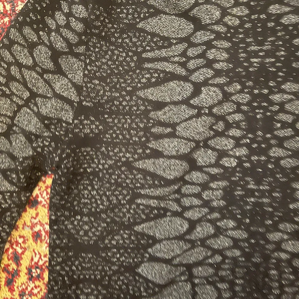 Lite tjockare topp med glitter mönster, zebra. T-paidat.