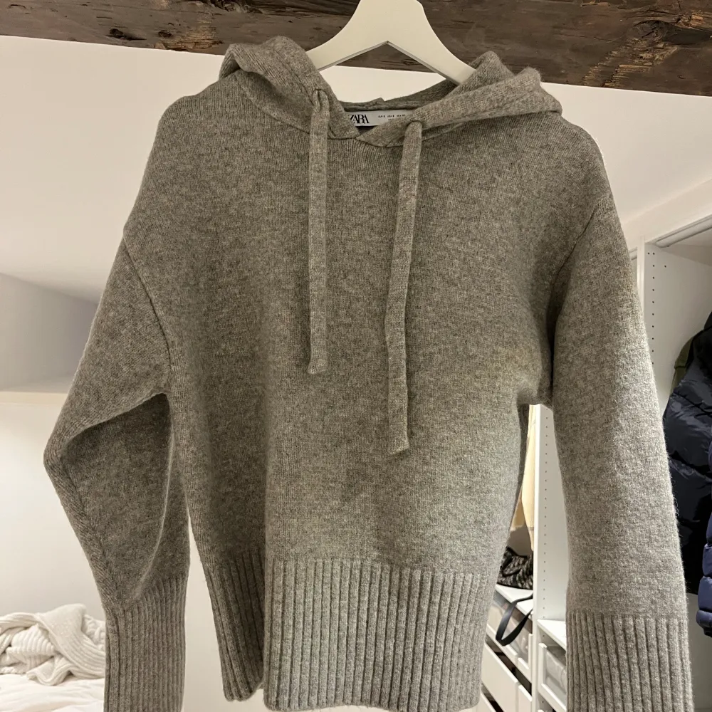 Stickad hoodie från Zara  150kr. Tröjor & Koftor.