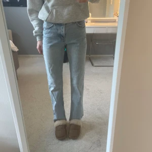 Mid waist jeans - Helt slutsålda zara jeans i en ljusblå tvätt som inte finns att köpa längre🎀 jättefint skick!