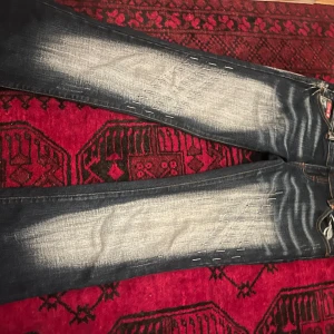 Crazy age jeans - Lågmidjade bootcut jeans, de har en jätte cool wash Midja ca 38 tvärsöver och innerbennslängden är 85💕 (har inga bilder med de på