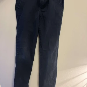 Chinos från Ralph lauren - Jättefina marinblå chinos från Ralph lauren i storlek 150. Nypris ca 700kr o säljs för 100kr