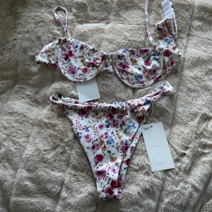 Fenity Bikini  - Helt ny bikiniset från Fenity. Aldrig använts, lapp finns kvar på båda delarna, tyvärr för stora för mig. Jättefina! Pris går att diskutera, slutsåld på sidan 💕