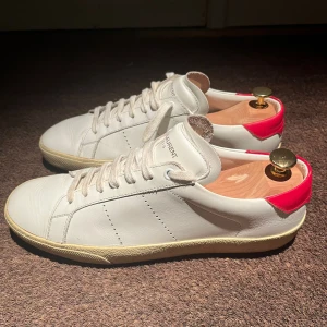 Saint Laurent Skor - Säljer dessa riktigt snygga Saint Laurent skor i perfekt skick 🤩🇫🇷, de kostar 7500kr nypris. De är i storlek 42 men de sitter som 43or. De ingår bara skorna. Skriv till mig i dm om ni har frågor eller något liknande👌😊