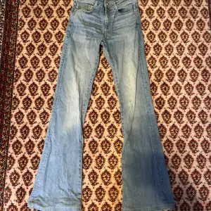 Super sköna flared jeans några defekter som man ser på sista bilden men i perosn märker man inte det💕 dom är insydda i botten för dom var för långa för mig men det går att sprätta upp till normal längd💕 midja:35/36cm insydd längd: 109 cm