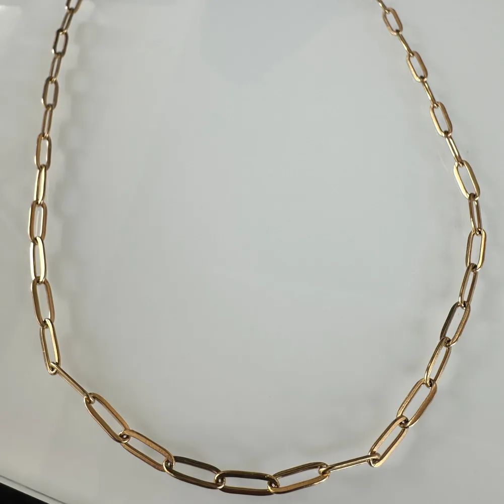 Ett halsband i guld är ett tidlöst och klassiskt smycke som fungerar lika bra som present till sig själv eller som gåva till någon du tycker om. En klassisk kedja passar alla! Hitta den perfekta kedjan för just dig. . Accessoarer.