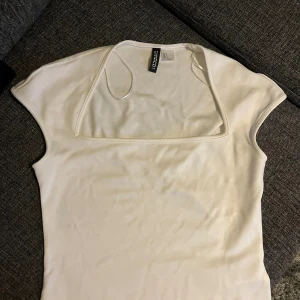 Vit t-shirt fyrkantig urringning - Oanvänd vit tröja från hm i storlek S. Säljesr pga har 2st. Köparen står för frakt
