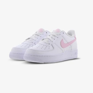 Nike AirForce 1  - Skorna är välanvända så ganska slitet skick men absolut inget är trasigt,fortfarande ganska fina det mesta är väl färgen som blekts lite och nötta i hälarna. Hör av dig ifall du vill ha bilder i nuvarande skick! Priset diskuteras