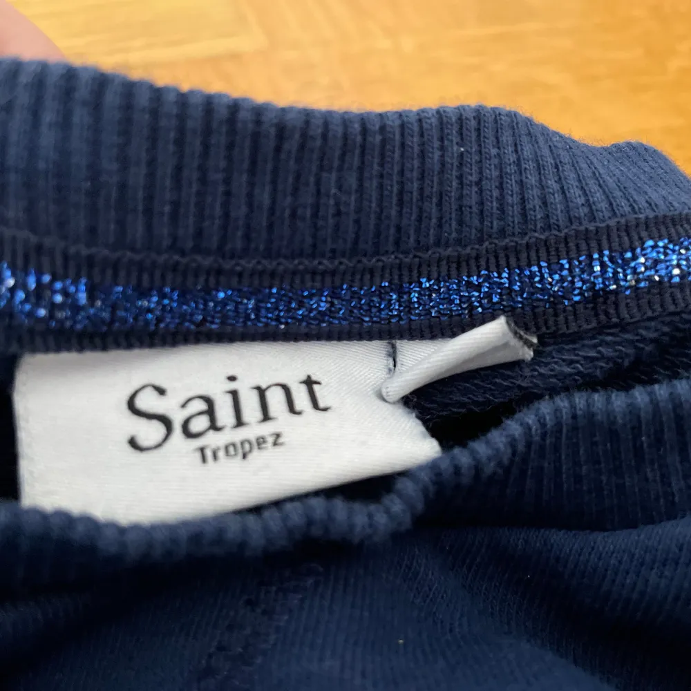 Säljer en jättefin långärmad marinblå tröja! Säljer pga att den inte kommer till användning, använd kanske 2 ggr eller så. Den är i storlek S och skönt material inuti. Perfekt till höst eller en lite kallare sommarkväll osv!. Tröjor & Koftor.