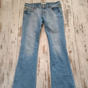 Lågmidjade bootcut Jeans - Midjemått 44cm x 2 Benlängd 104cm Är långa på mig som är 174/175 cm.  Superfint skick, säljer pågrund av att jag har ett par liknande💗