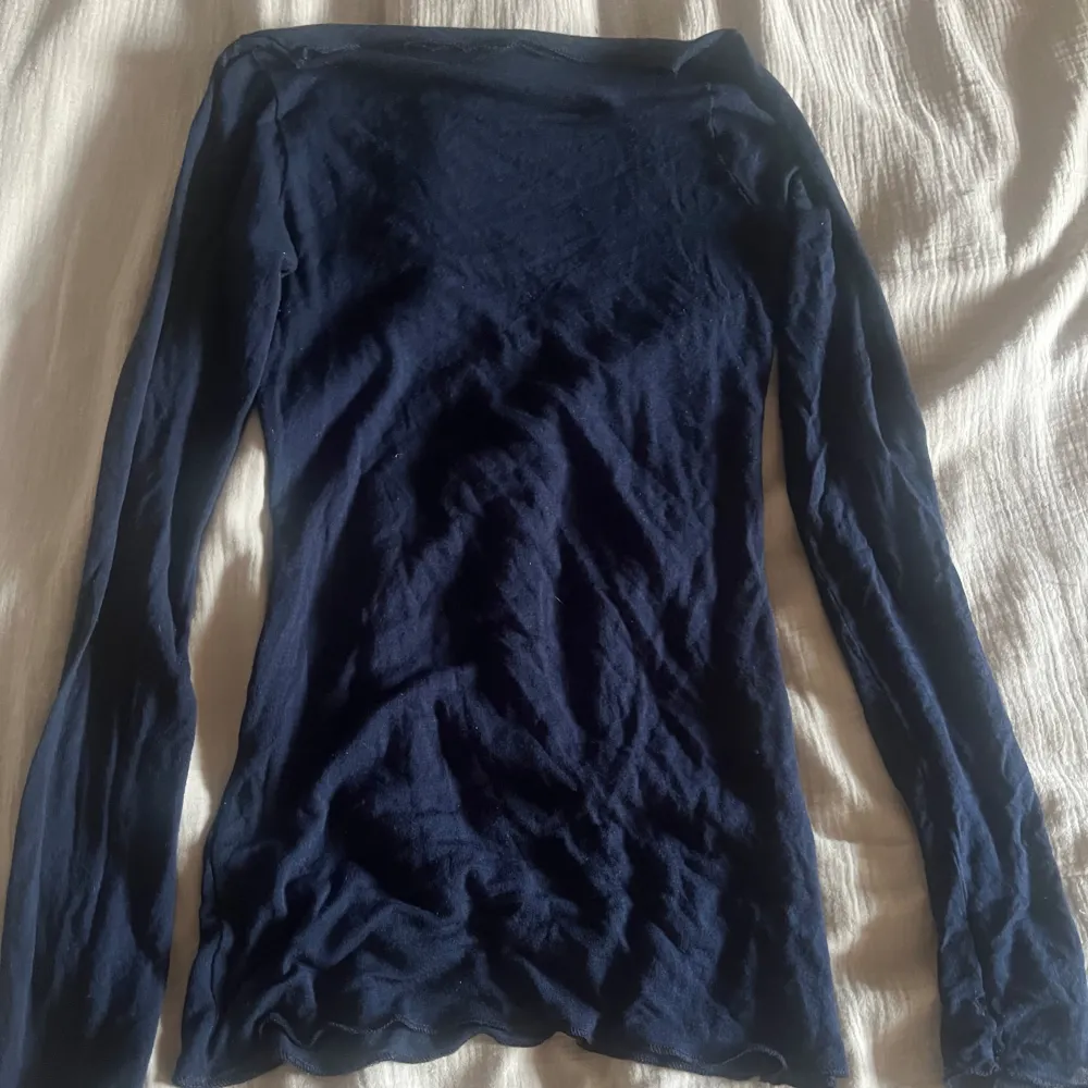 Säljer denna intimissimi tröjan eftersom den inte kommer till användning längre! Den är använd många gånger och har små defekter på arm och mage(se bilder)  Färgen är Blå-1467. Tröjor & Koftor.