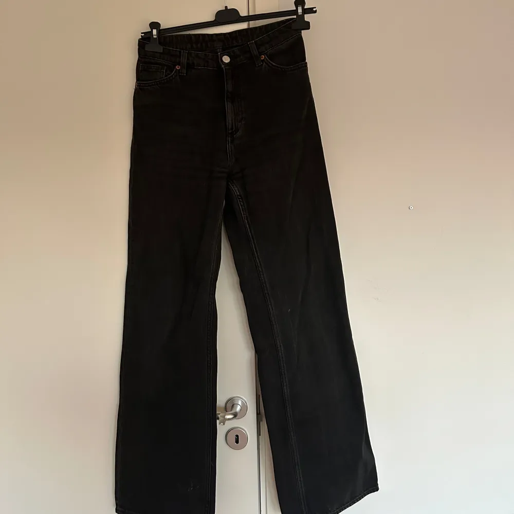Säljer dessa wide jeans från monki i modellen Yoko. Skriv vid intresse av fler bilder. . Jeans & Byxor.