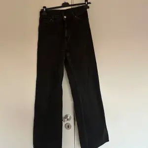 Säljer dessa wide jeans från monki i modellen Yoko. Skriv vid intresse av fler bilder. 