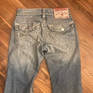 TRYCK INTE PÅ KÖP NU!!!!säljer nu mina skit snygga true religion jeans. kontankta mej vid mer info