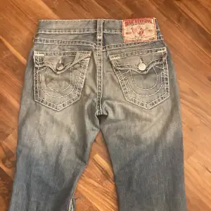 säljer nu mina skit snygga true religion jeans. kontankta mej vid mer info