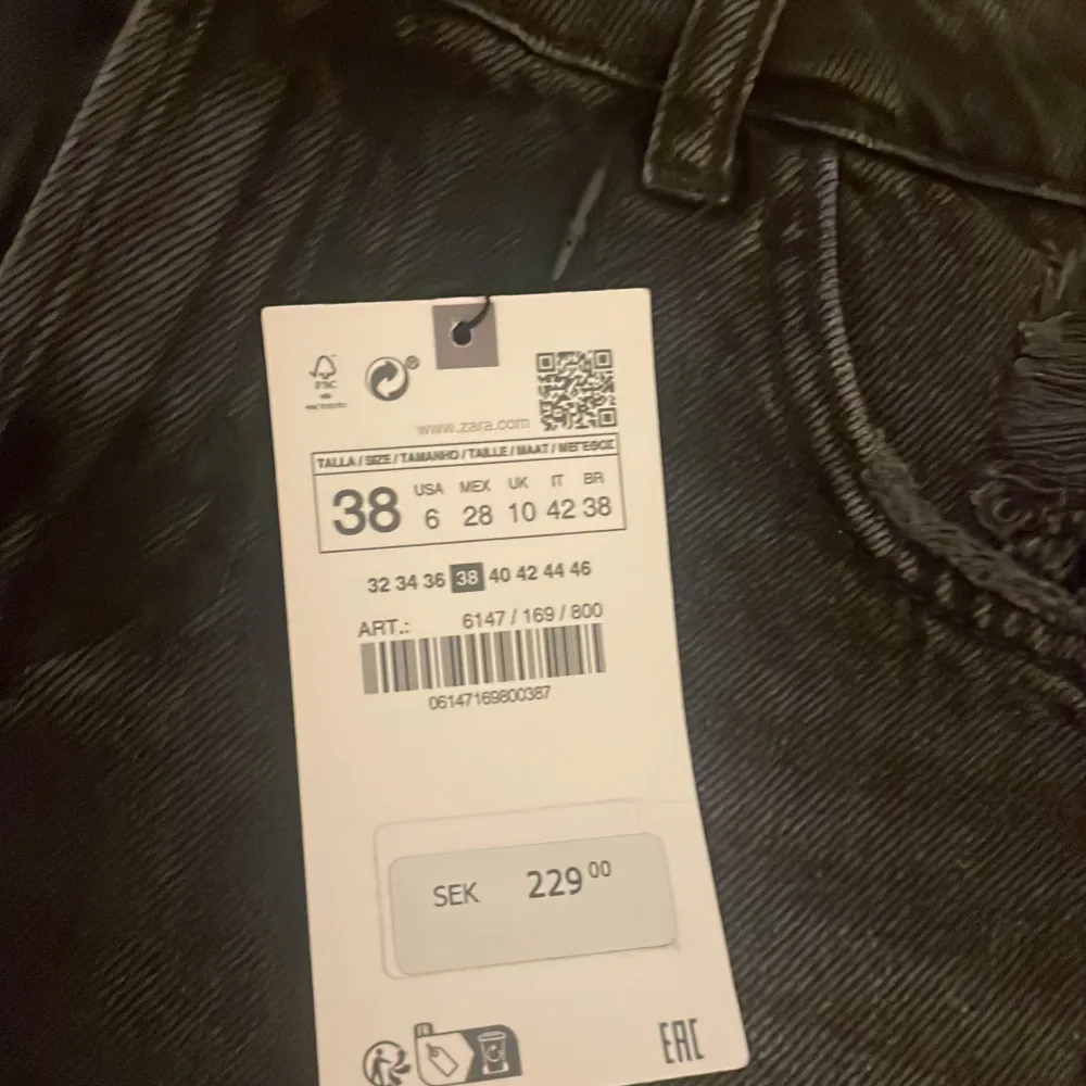 Säljer ett par snygga shorts från zara då de är för stora för mig 💕 aldrig använda och prislapp är kvar. Originalpris: 229 kr  Mitt pris: 150kr. Shorts.