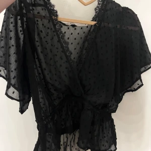 Zara topp - Jättefin topp från Zara som ej kommer till användning! Storlek XS, säljer för 290💕