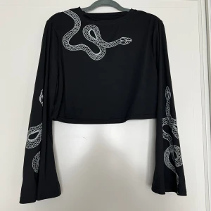 Topp med ormar - Aldrig använd, passar XL! 