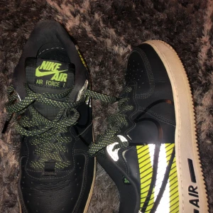 Nike Air Force 1 - Jätte bra och sköna skor, stiliga. Funkar perfekt på sommar och vinter, bra skick. Köpte från zalando och de är använda ett par gånger.