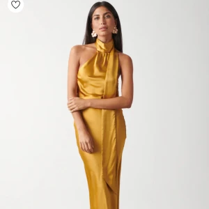 Maxiklänning - Helt ny maxi/balklänning från Pretty Lavish (Chloé Scarf Maxi Dress) aldrig använd med prislapp kvar. Perfekt till bal, sittning eller som bröllopsgäst. Köpte på tradera men hittade en annan klänning som jag ska ha.  Pris inkl frakt 