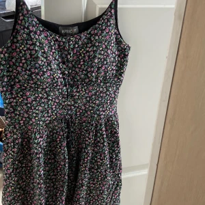 Klänning -  Så fin blommig klänning med justerbara straps och korsett knytning. Instoppade pads som gör att man kan ha den utan bh. Verkligen perfekt till sommaren🌸 Endast använt 1 gång!