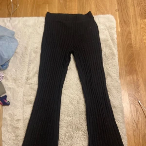 Svarta mjukisbyxor - - ribbad - tajt - bekväma - bra skick