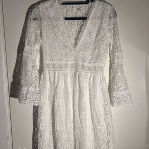 mönstrad klänning - - bra skick - knappt använd - mönstrad - genomskinlig på vissa ställen - fin till sommaren - dubbeltygad i kjoldelen