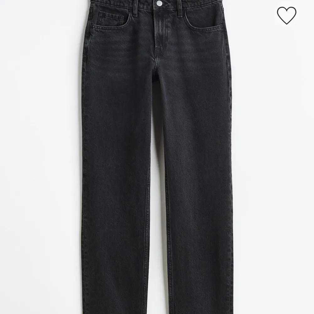 Low waist straight jeans som sitter super bra och bekvämt, går ändå ner till foten (är 176cm) köpta för 399:- säljer för 199:-. Jeans & Byxor.