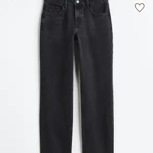 Low waist straight jeans som sitter super bra och bekvämt, går ändå ner till foten (är 176cm) köpta för 399:- säljer för 199:-