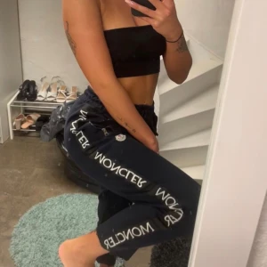 Moncler byxor - Moncler mjukisbyxor storlek S men passar XS, första bilden är hur de sitter på. Aldrig använda då de är för små för mig. 