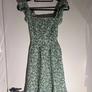 grön sommarklänning - - blommig, blå och grön - bra skick - tunnt och luftigt material