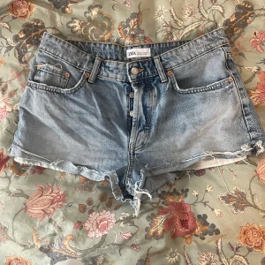 Lågmidjade shorts - Lågmidjade jeansshorts från Zara köpta förra sommaren