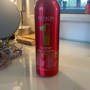 Foam treatment  - Foam treatment/ hårmousse från revlon professional. Den ger volym, återfuktar, ger glans, hjälper till att hantera friss och massa andra bra egenskaper som är viktigt för håret🥰 Endast testad!