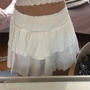 Vit volangkjol🤍🤍 - Strl XS. Lånade bilder🤍 inga defekter💋 perfekt till sommaren🤍 KÖP IDAG OCH JAG POSTAR IMORGON (6/5-24)