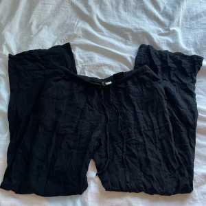 Linnebyxor Hm - Svarta lågmidjade linnebyxor från Hm, helt slutsålda på hemsidan. Storlek XS