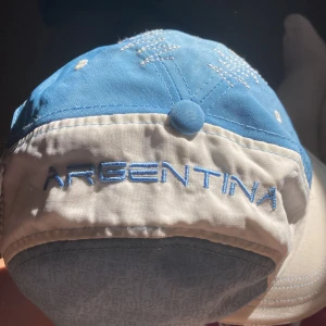 🧢Argentina keps 🧢  - ✨en snygg Argentina keps✨ Den är bekväm den sitter som det ska som en vanlig keps ska göra inget speciellt med det förutom att den Argentina keps som alla måste ha om man då hejar på Argentina🇦🇷✊🏽