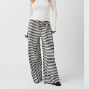 Randiga byxor  - Säljer dessa jättemysiga randiga byxor från ginatricot då de tyvärr inte kommer till användning💕💕jättebra skick! Skriv för fler bilder