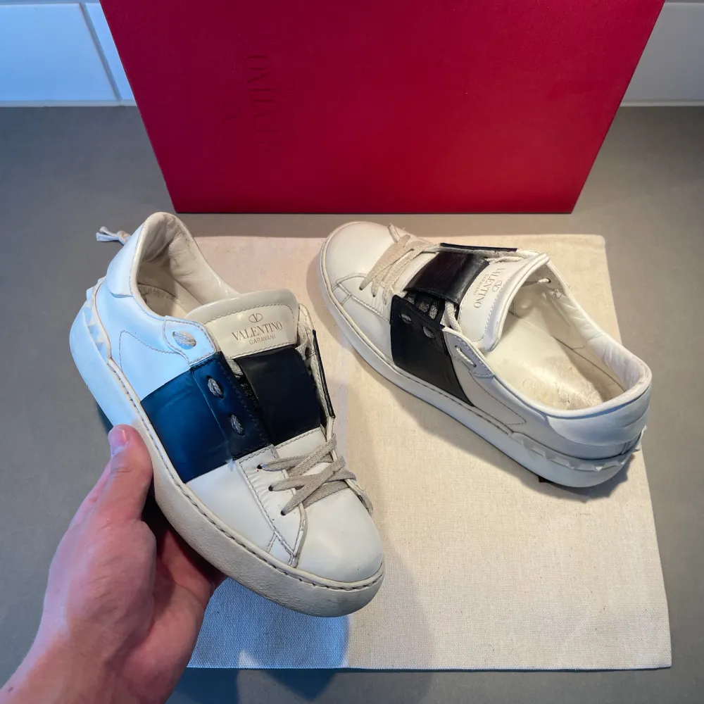Hej! Säljer nu dessa sjukt snygga vita Valentino open skorna med en svart kontrastfärg. Jätte fint skick. Storlek 35,5 men passar 0,5-1 storlek större. Tillkommer Box & kvitto. Kan frakta eller mötas upp i Kungälv. PM 📩för fler frågor/bilder. Skor.