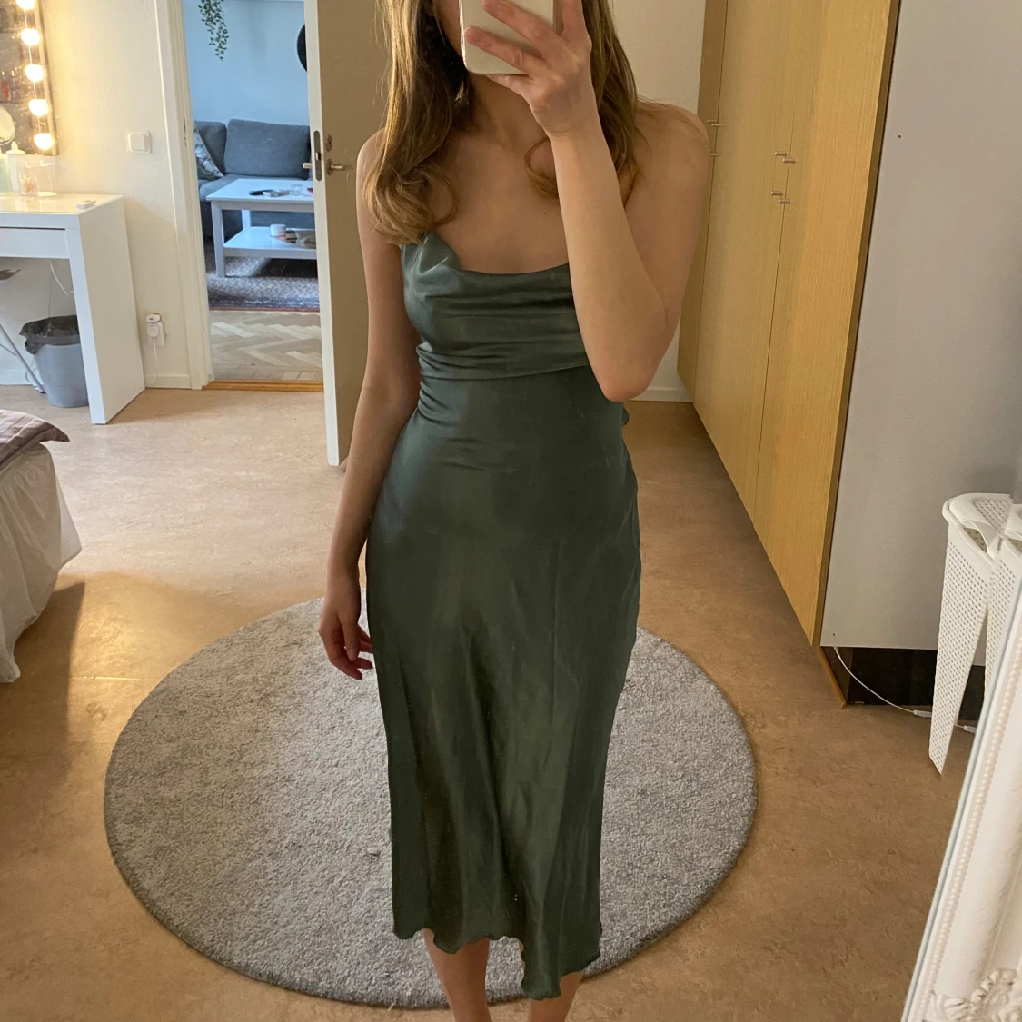 Grön klänning med snörning i ryggen