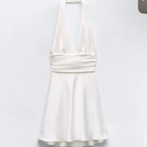 SÅ SNYGG STUDENT KLÄNING!! - Säljer just nu denna kläningen som är för kort på mig.. Aldrig  använt den köpte den för 5 dagar sen men tappade bort kvittot.. köpte den för 420 kronor 